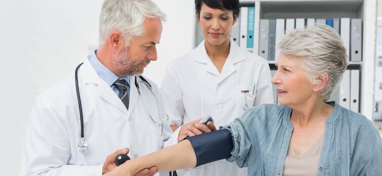 Meting van de bloeddruk om hypertensie te diagnosticeren